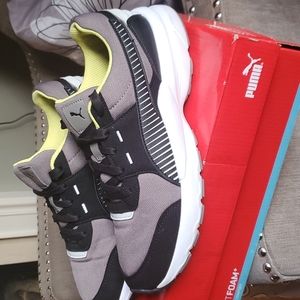 Puma sneakers size 8.5 in excellent condition
